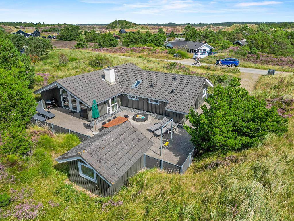 Family-friendly holiday home with sauna and hot tub in Henne, Lake Filsø