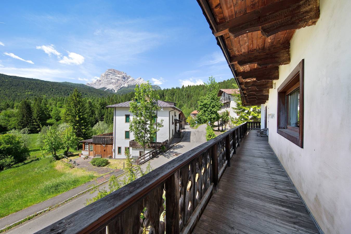 Ganze Wohnung, Ferienwohnung 'Appartamento Serdes Big C2' mit Bergblick und Balkon in San Vito di Cadore, Dolomiti Superski