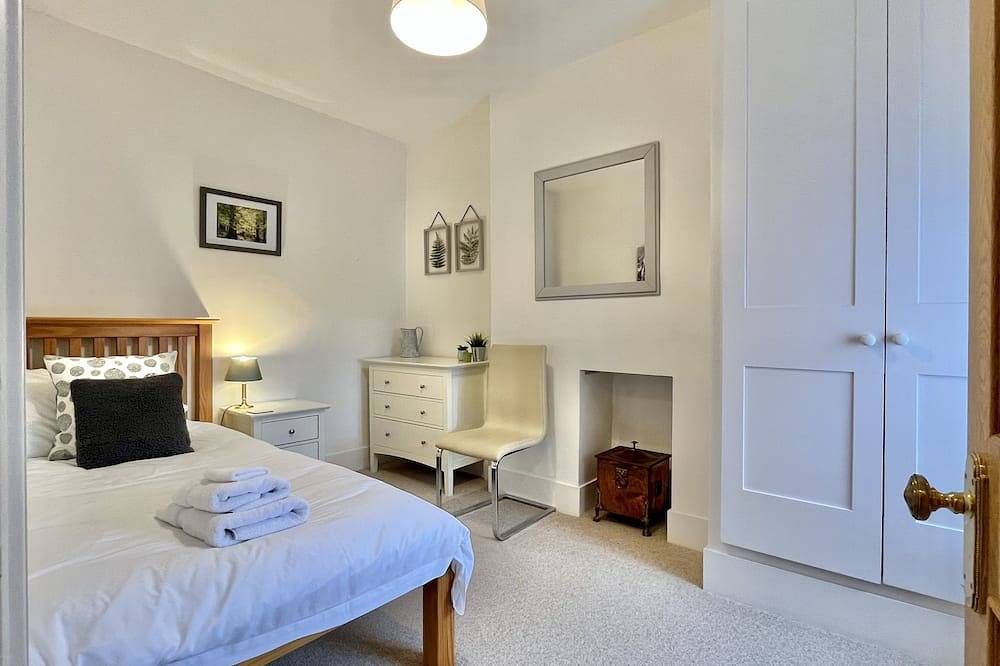 Wickland Cottage by inspirestays.com - a cottage that sleeps 5 guests in 3 bedrooms in Chichester, West Sussex