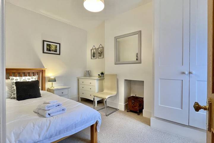 Wickland Cottage by inspirestays.com - a cottage that sleeps 5 guests in 3 bedrooms in Chichester, West Sussex
