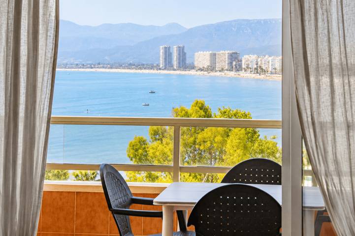 Entire apartment, Holiday apartment for 3 people with terrace in Platja de Cap Blanc (Cullera), Cullera