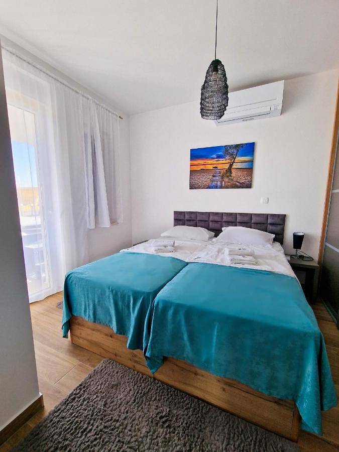 Villa für 10 Personen, mit Balkon und Whirlpool sowie Terrasse und Garten in Novalja - 4