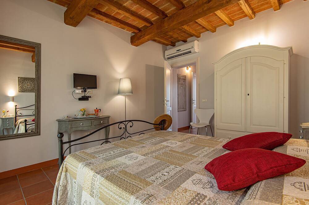 Finely renovated villa about 10 km from the Etruscan coast in Montescudaio, Etruskische Küste