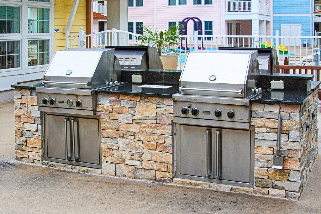 Ganze Wohnung, Superb oceanfront condo with beachfront balcony, 3 pools, & grills in Virginia Beach