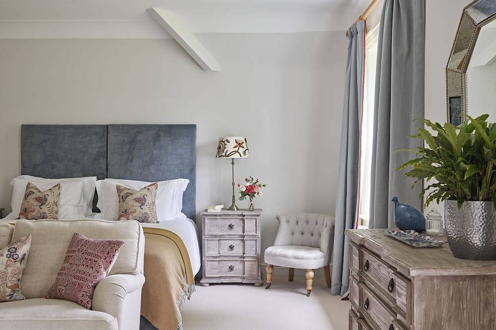 Luxury Country Manor House with private grounds and swimming pool in Dorset