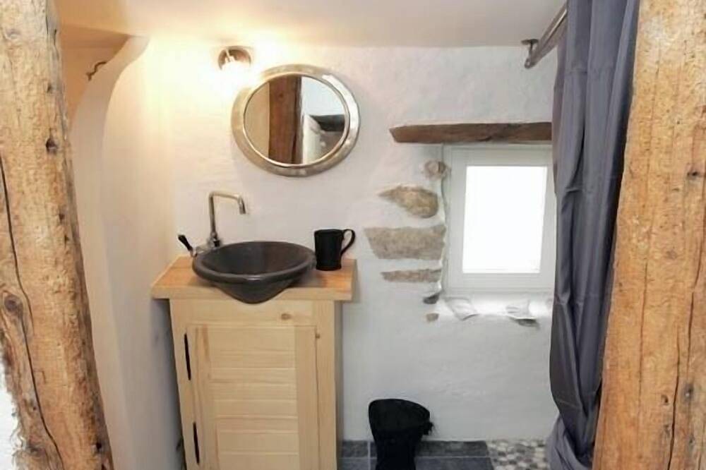 Superbe Gite En Pierre Climatisé Avec Piscine Chauffée, Proche Centre De Vallon in Vallon-Pont-d'Arc, Ardèche