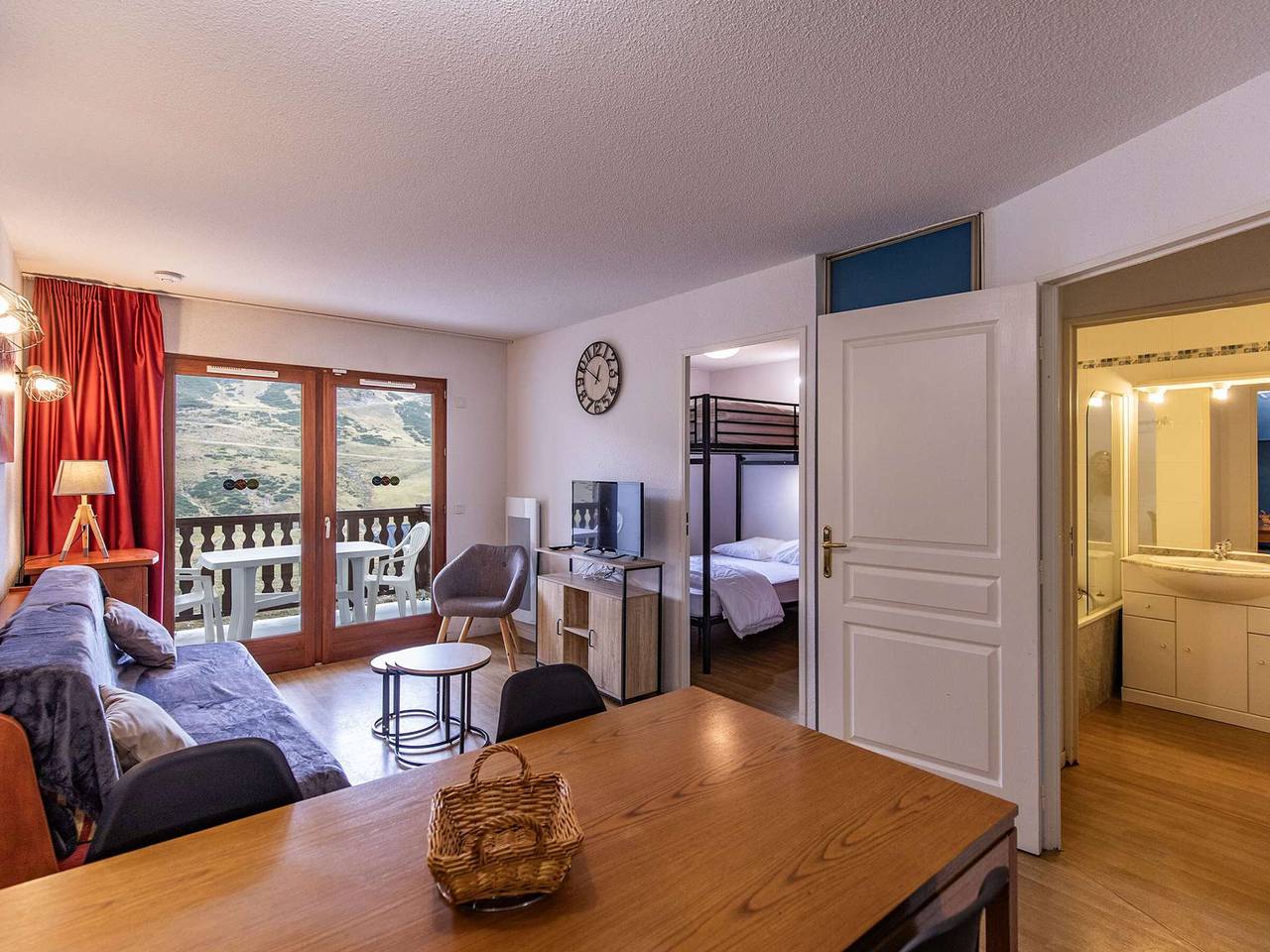 Ganze Wohnung, Charmante Wohnung: 2-Zimmer, 6 Schlafplätze, Terrasse, Parkplatz, Hallenbad, Ski-in/Ski-out in La Mongie, Bagnères-de-Bigorre