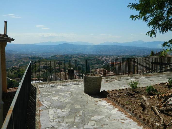 Location de vacances pour 13 personnes, avec terrasse ainsi que vue et jardin, animaux acceptés à Ariano Irpino - 2