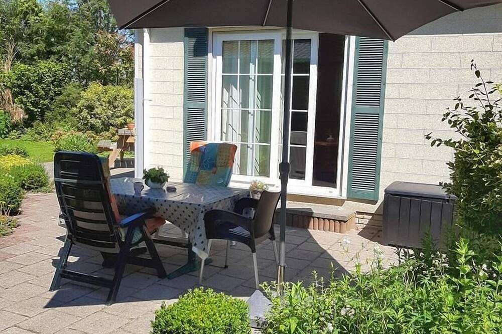 Comfortable 4-person chalet in Groede with garden, complete kitchen and free wifi. Quiet location within walking distance of beach and nature. in Groede, Zeeuwse Kust
