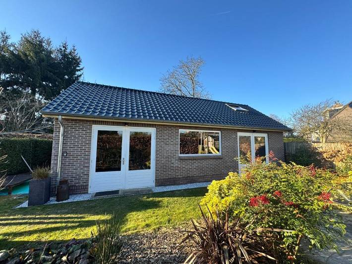 Maison de vacances pour 2 personnes, avec terrasse ainsi que jardin et piscine