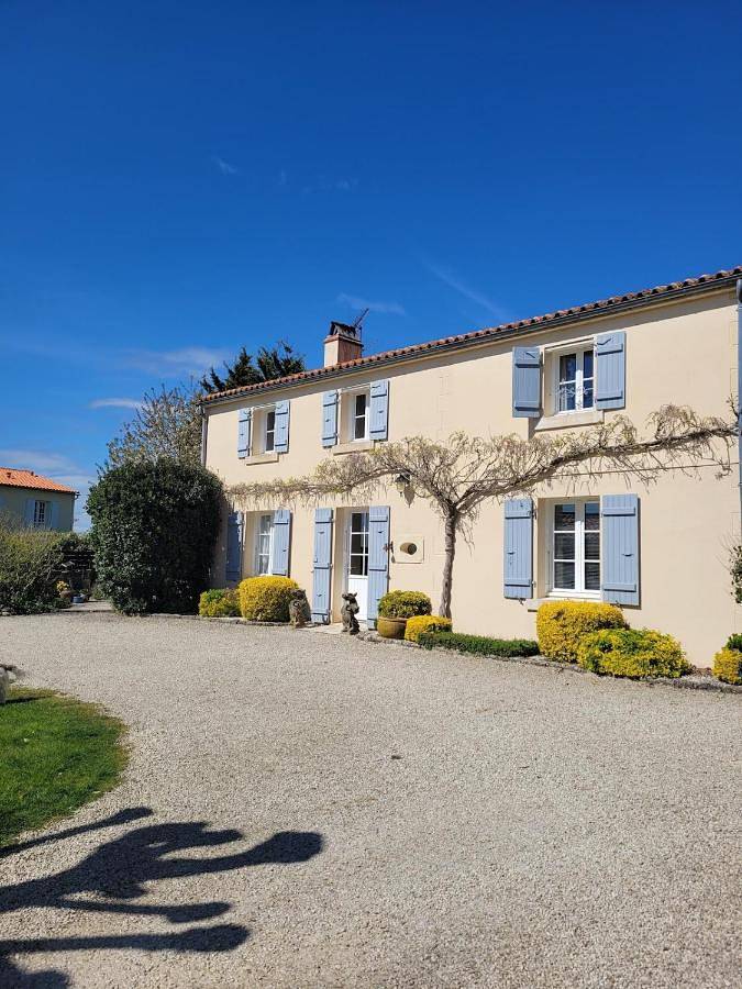 Location de vacances pour 8 personnes, avec piscine ainsi que vue et jardin dans Rives-d'Autise - 3