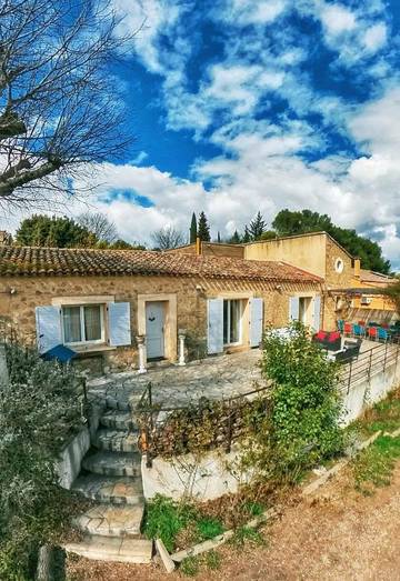 Gîte pour 15 personnes, avec piscine ainsi que jardin et vue, animaux acceptés à Vailhauquès