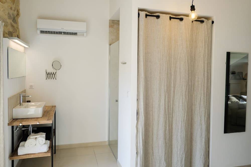 Ganze Wohnung, Ferienhaus mit Pool für 2 bis 3 Pers ds Gard zwischen Uzès und Avignon in La Roque-sur-Cèze, Nimes und Umgebung