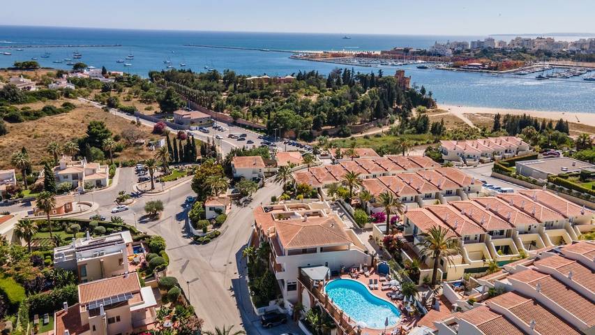 Ferienhaus für 4 Personen, mit Balkon und Terrasse sowie Garten und Pool in Ferragudo