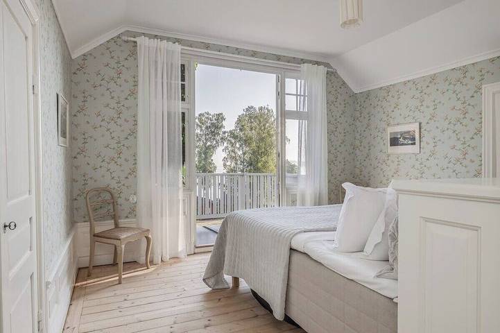 Villa Gökboet is a spacious and ultra-charming oceanfront residence in Vaxholm, Arcipelago di Stoccolma
