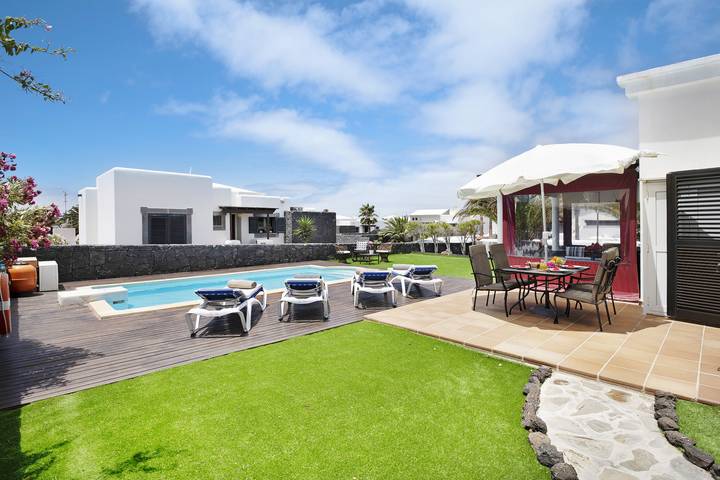 Pet-friendly Holiday Villa Darling with Wi-Fi, A/C, Pool, Garden & Terrace in Montaña Roja, Yaiza