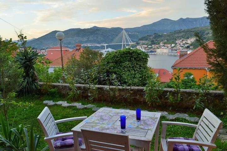 Ferienwohnung für 3 Personen, mit Garten und Whirlpool sowie Terrasse in Grad Dubrovnik