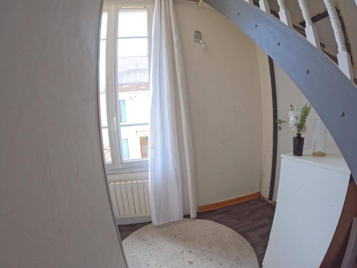 Appartement de vacances entier, Chambre 4 personnes 2 lits proche métro 5 - salle de bain, toilettes et cuisine sont commune in Bobigny, Seine-Saint-Denis