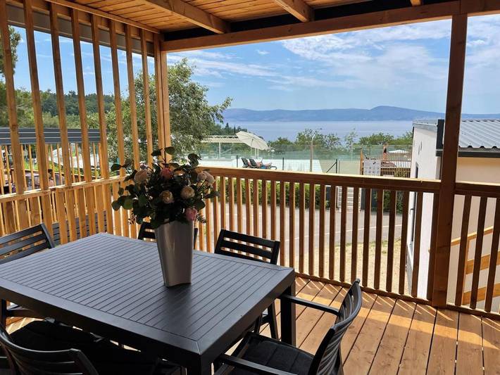 Camping pour 6 personnes, avec bassin pour enfant et jardin ainsi que vue et piscine, animaux acceptés dans Primorje-Gorski Kotar