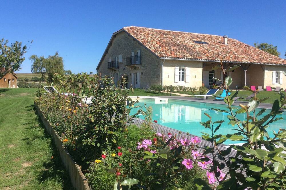 Ferme aménagée  classée 5* gîtes de France.Piscine chauffée et  clôturée in Lectoure, Gers