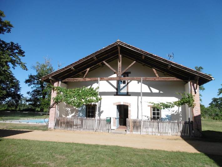 Gîte pour 6 personnes, avec jardin ainsi que terrasse et piscine à Canenx-et-Réaut
