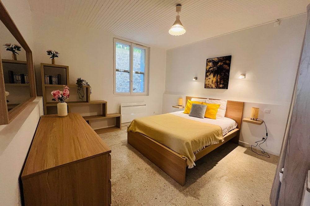 Appartement entier, Entre terre et mer, T3 face à la mer in La Madrague, Hyeres