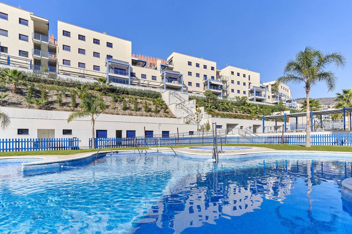 Apartamento entero, Apartamento 'Playa Cabria' con piscina compartida, Wi-Fi y aire acondicionado in Curumbico, Almuñecar