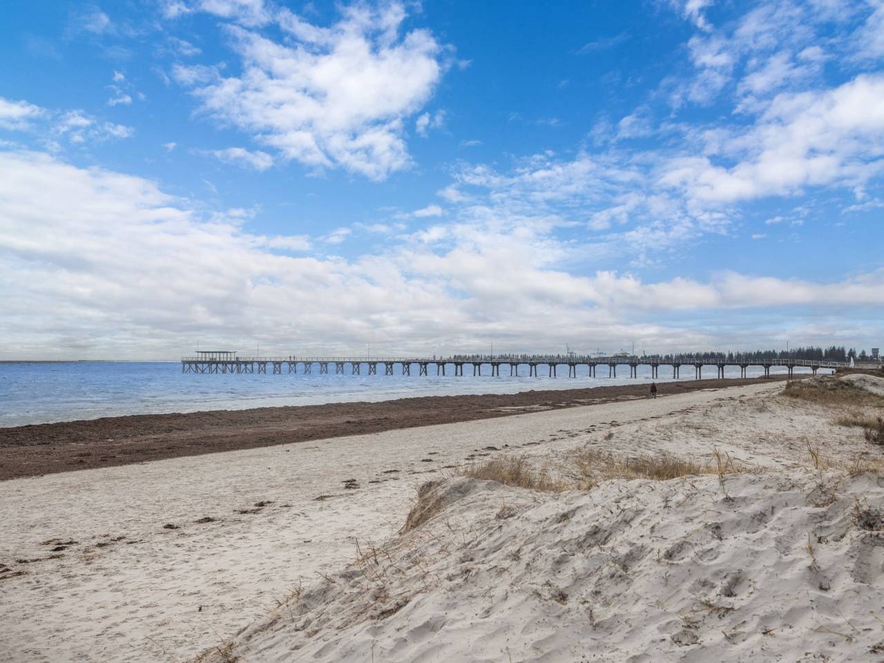 Entire apartment, Bright 2-Bed Apartment Steps from Largs Bay Beach in Adelaide, South Australia