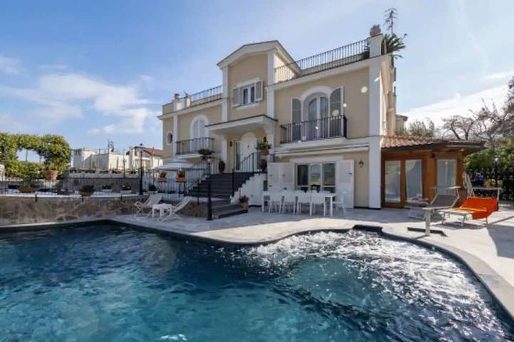 Vacation rental for 14 people, with yard and balcony in Sorrento