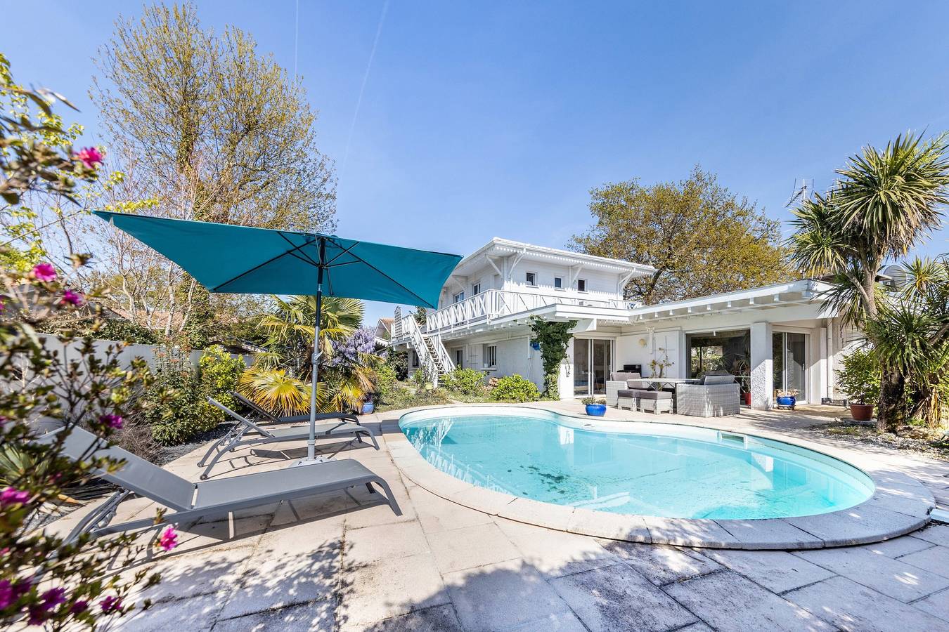 Chambre d’hôtes « La Nomade - Chambre Tahitienne » avec piscine partagée, terrasse privée et Wi-Fi in Andernos-les-Bains, Région d'Arcachon
