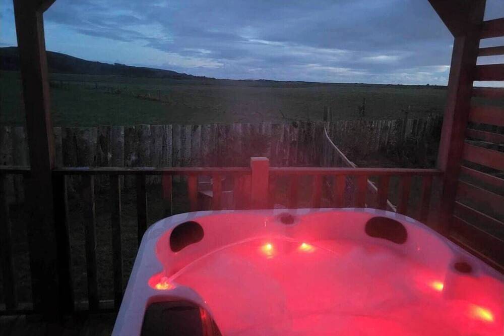 The Galloway Steading- The Fox's Den couples retreat cabin with Hot tub in Dumfries and Galloway