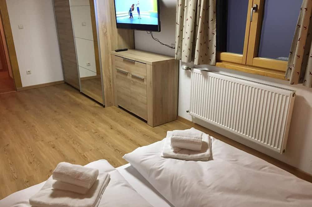 Ganze Wohnung, Sehr große Ferienwohnung im Dachgeschoss mit Aussicht zu den Bergen in Schröcken, Bregenzerwald