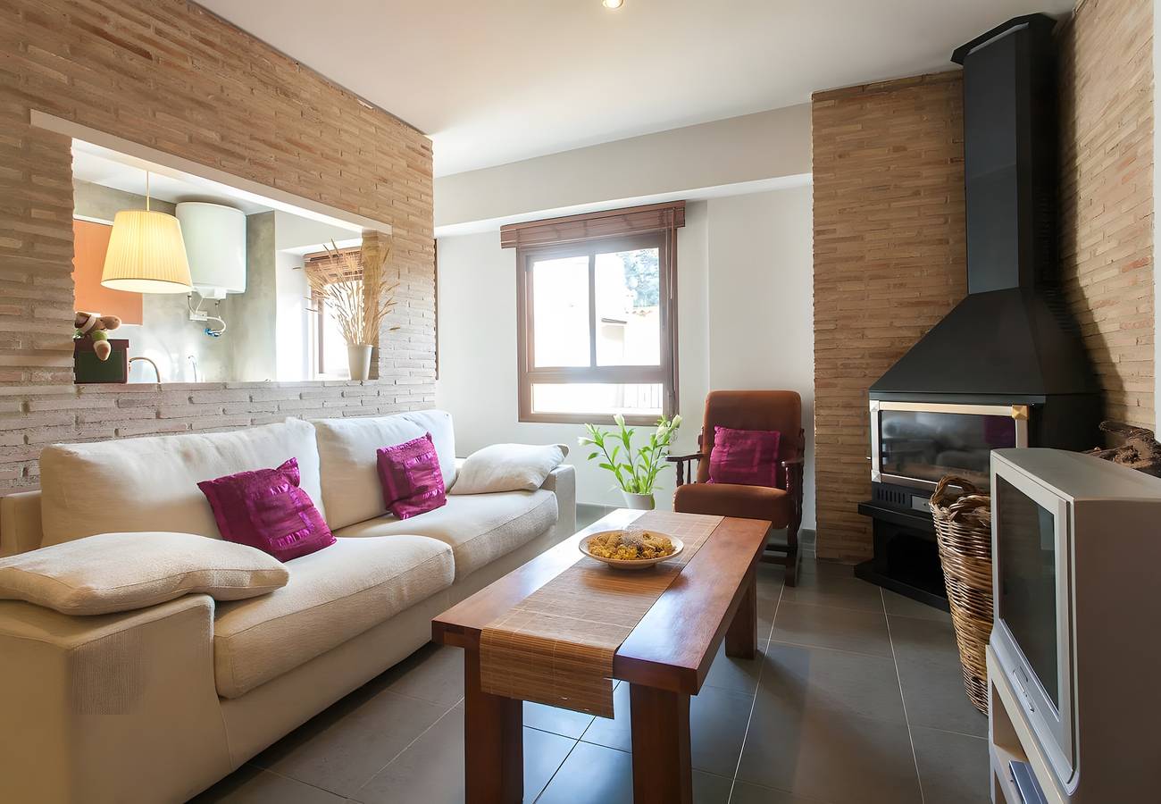 Casa di campagna 'Can Pitu' con vista sulle montagne, terrazza privata e aria condizionata in Alfondeguilla, Parco Naturale della Sierra de Espadán