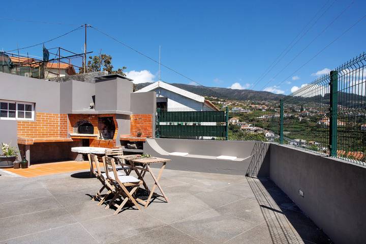 Casa de Férias 'Mother's House' com Vista Mar, Terraço Privado e Wi-Fi in Calheta, Madeira