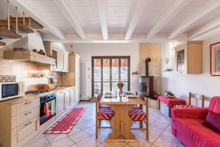 Hel lägenhet, Holiday Apartment "Rosalba" At the Foot of Monte Baldo with Balcony and Views in Ferrara di Monte Baldo, Gardabergen