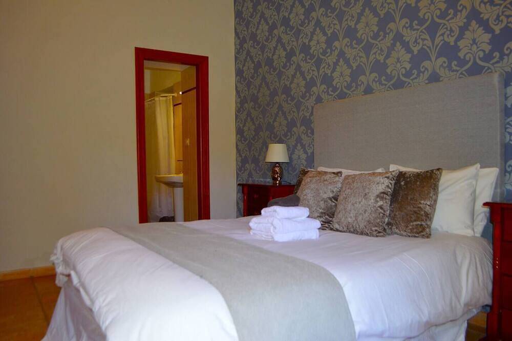 Entire apartment, Spacious Family room that can accommodate up to 2 adults and 1 child. En-suite bathroom with shower. There is  a king size bed and a single bed if required. The room has views of the village square. in Vilaflor, South Tenerife