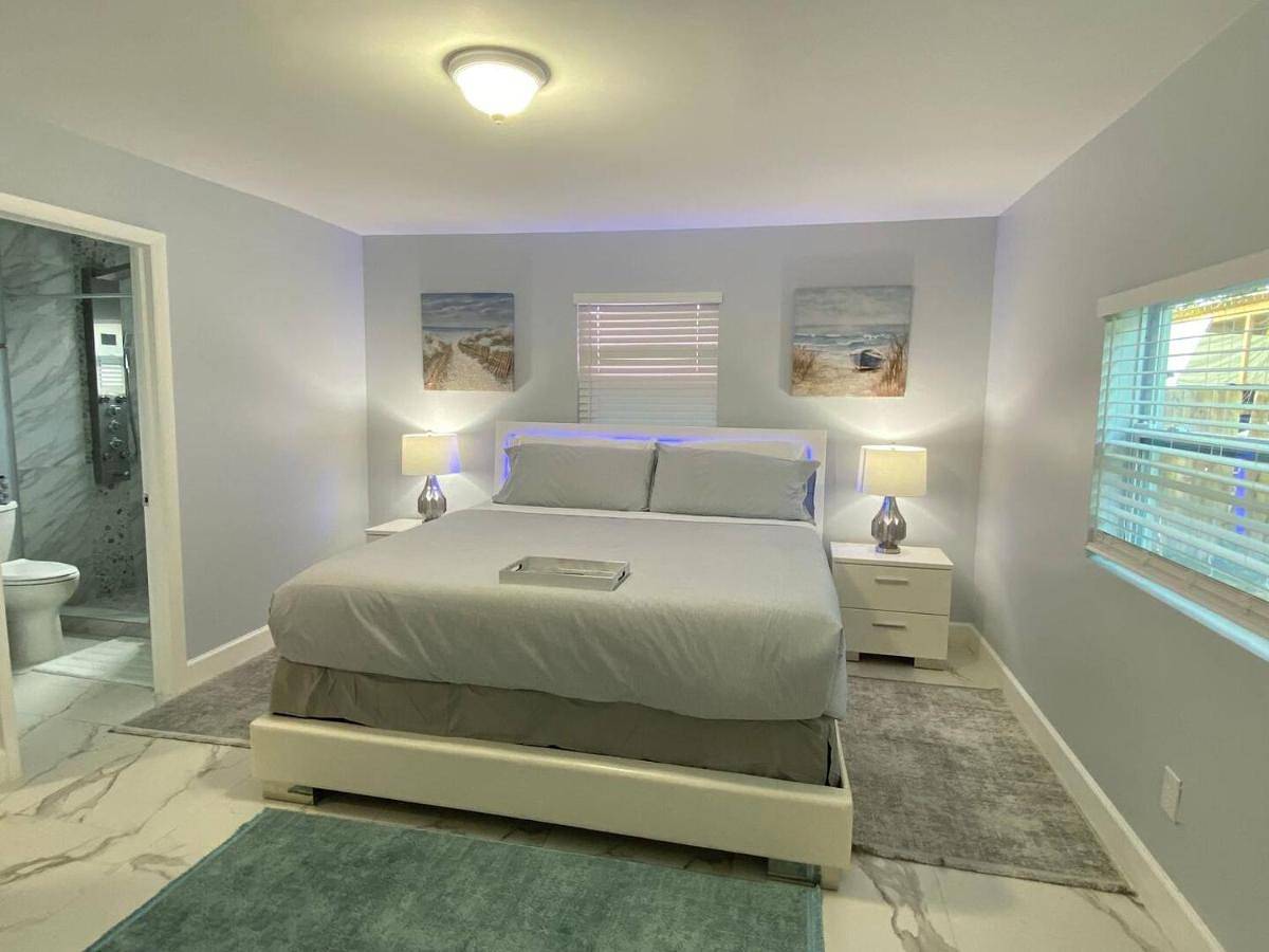 Mazor Luxury Three Bedrooms Vacation Home in Hollywood (FL), Broward County
