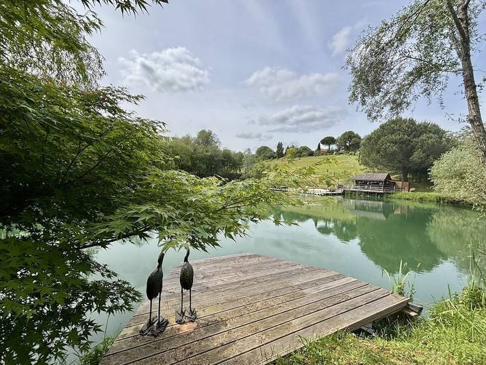 La chaise et la piscine près de Sarlat in Veyrines-de-Domme, Périgord Noir