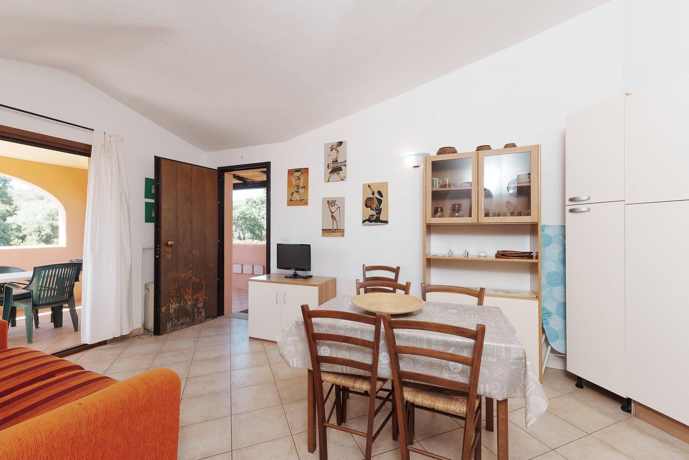 Appartement entier, Appartement « Casa Vacanze Arancia » avec piscine partagée, terrasse privée et climatisation in Maltineddu, Olbia