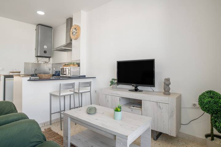 Entire studio, 'San Mateo Loft' Studio with Communal Pool, Wi-Fi, and Air Conditioning in Playa de Los Lances, Tarifa