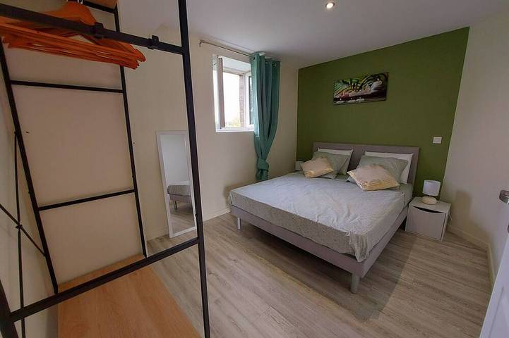 Familienfreundliches Ferienhaus mit Spielzimmer, Terrasse, Garten und nahen Freizeitmöglichkeiten in Juvigné, Mayenne