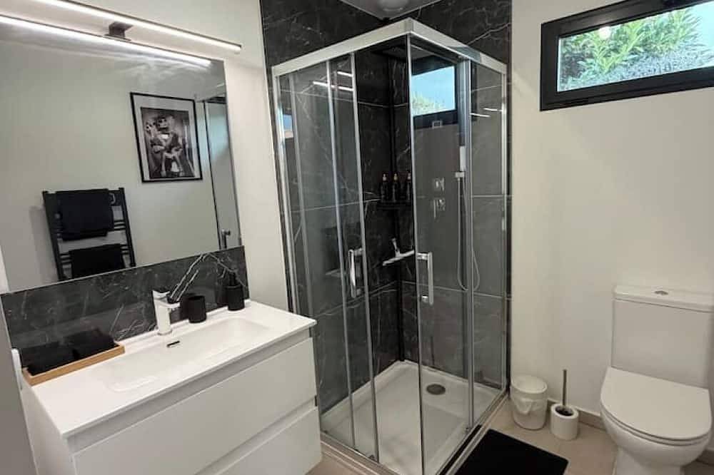 Apartamento entero, El Nido Secreto - Jacuzzi Privado - Escapada Romántica Cerca de Arcachon in Marcheprime, Region de Arcachon