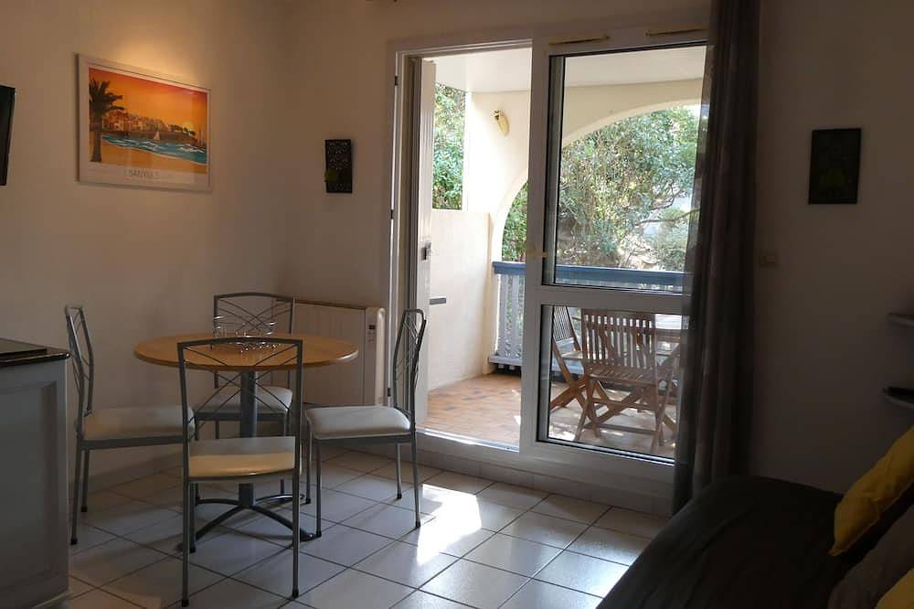 Entire apartment, Crique Côte Vermeille T2 Dans Village Vacances Avec Piscine et Tennis in La Côte Vermeille, Cerbère