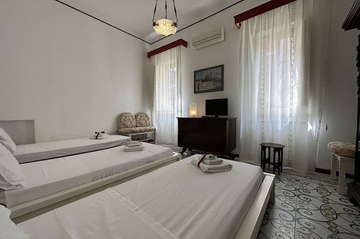 Appartement entier, Art Nouveau style villa facing Mondello beach in Mondello, Palerme