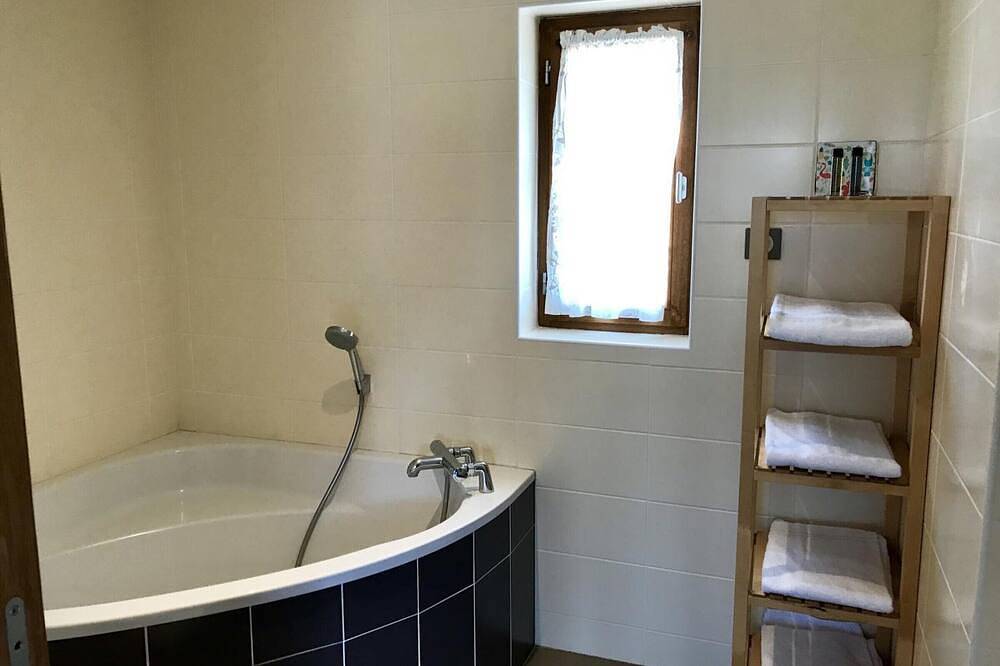 Casa rural tranquila con jardín y chimenea, 4 pers. in Montbeugny, Allier (desambiguación)