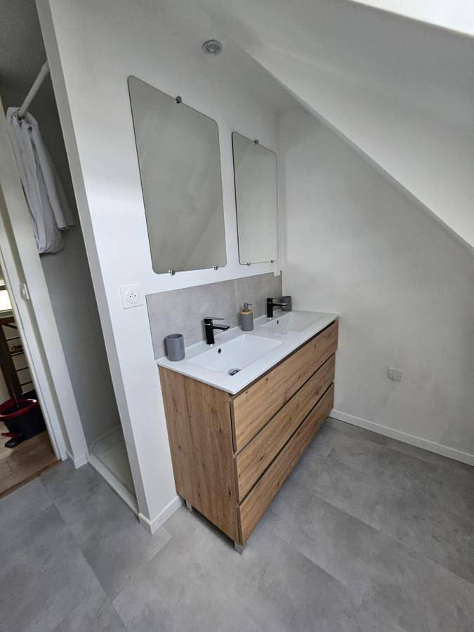Double Room with Shared Bathroom in Ruaudin, Sarthe