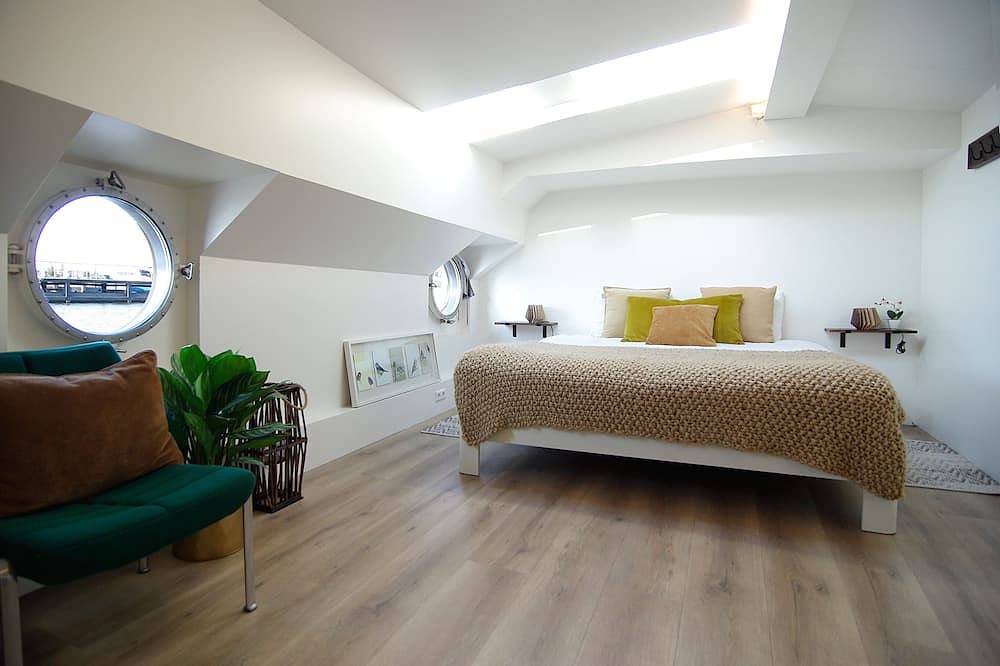 Central & Modern studio on Eco-Houseboat Excelsior! in Amsterdam West, Nederlandse kust