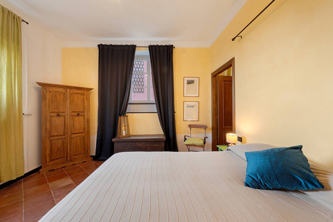 Camera 'Quadrupla' con Vista Montagna e Giardino Condiviso in Castiglione Chiavarese, Riviera di Levante