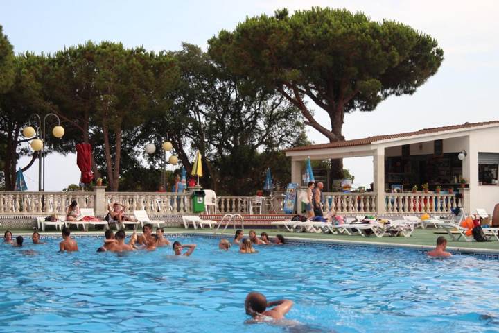 Camping pour 2 personnes, avec bassin pour enfant et piscine ainsi que jardin et terrasse à Calella - 4