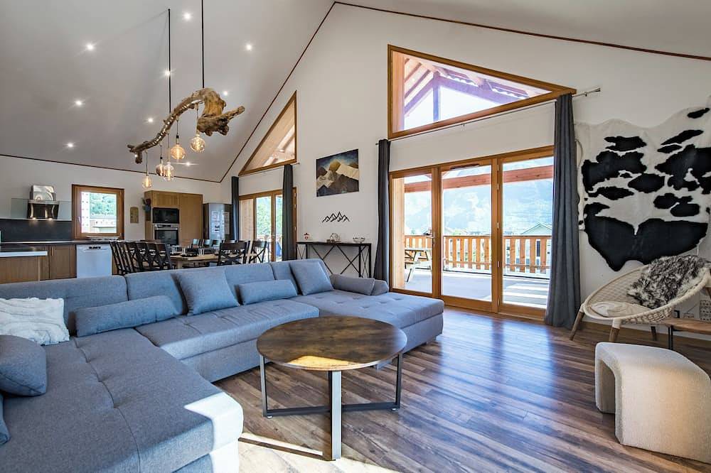 Entire apartment, 220m² apartment with terrace, for 14 people in Saint-Jean-de-Maurienne, Saint-Jean-de-Maurienne region